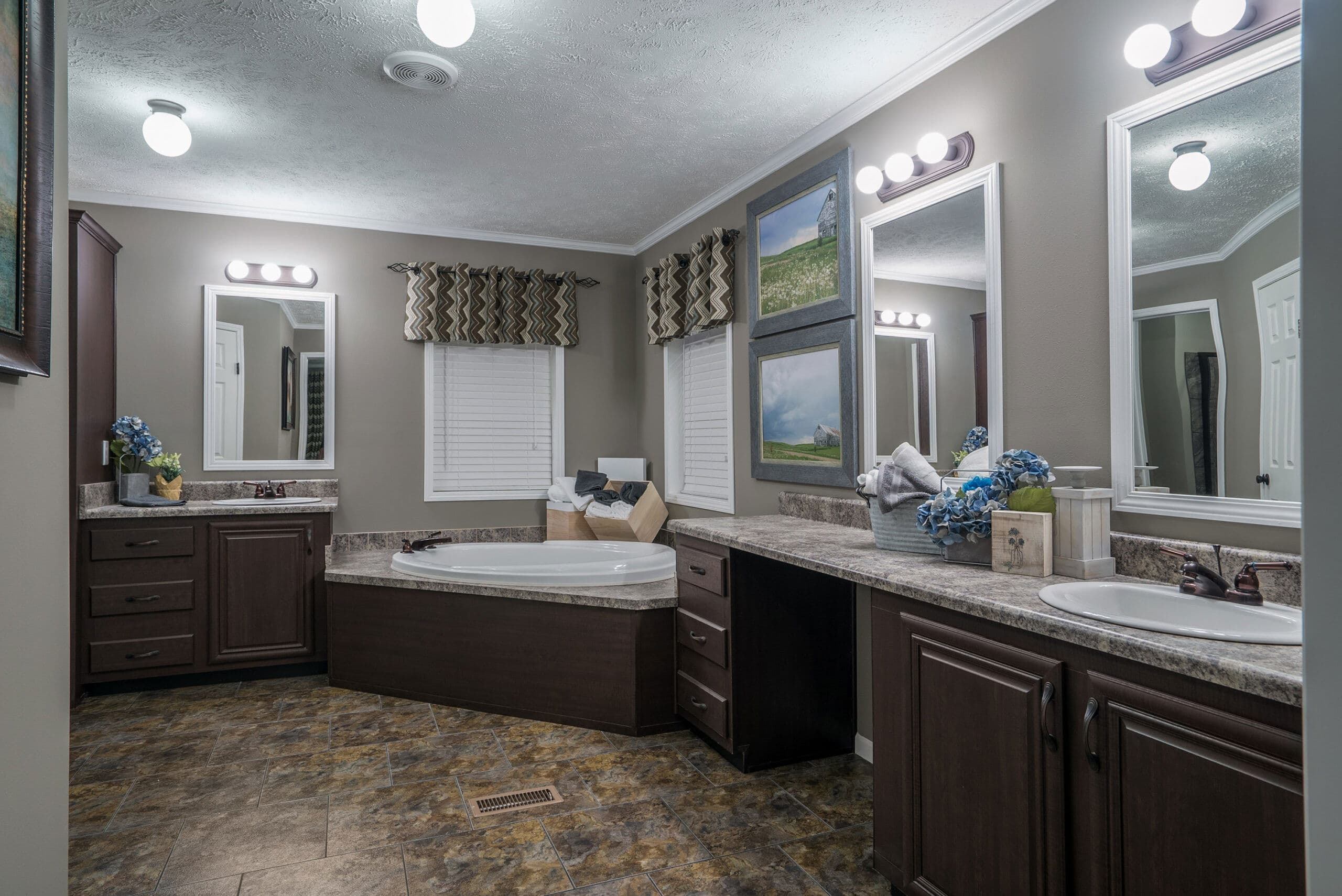 Md-24-32 bathroom home features