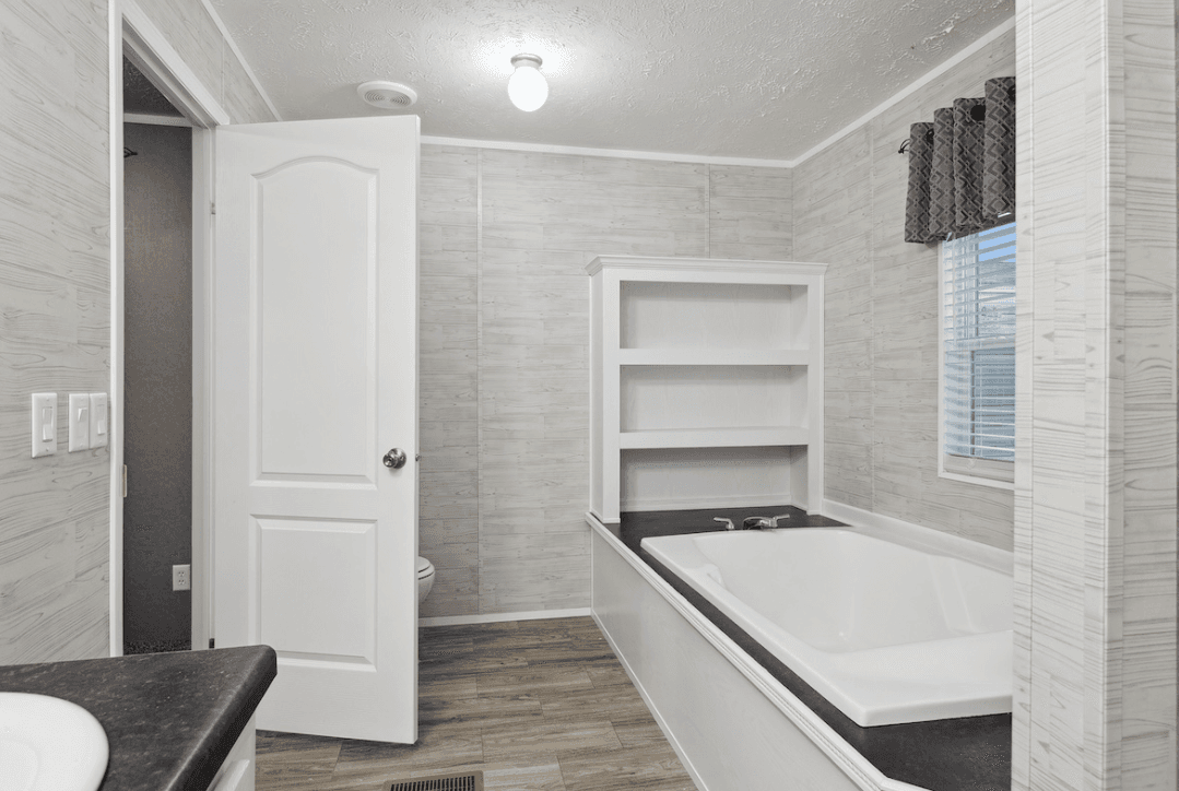 Md-116 lakeside bathroom home features