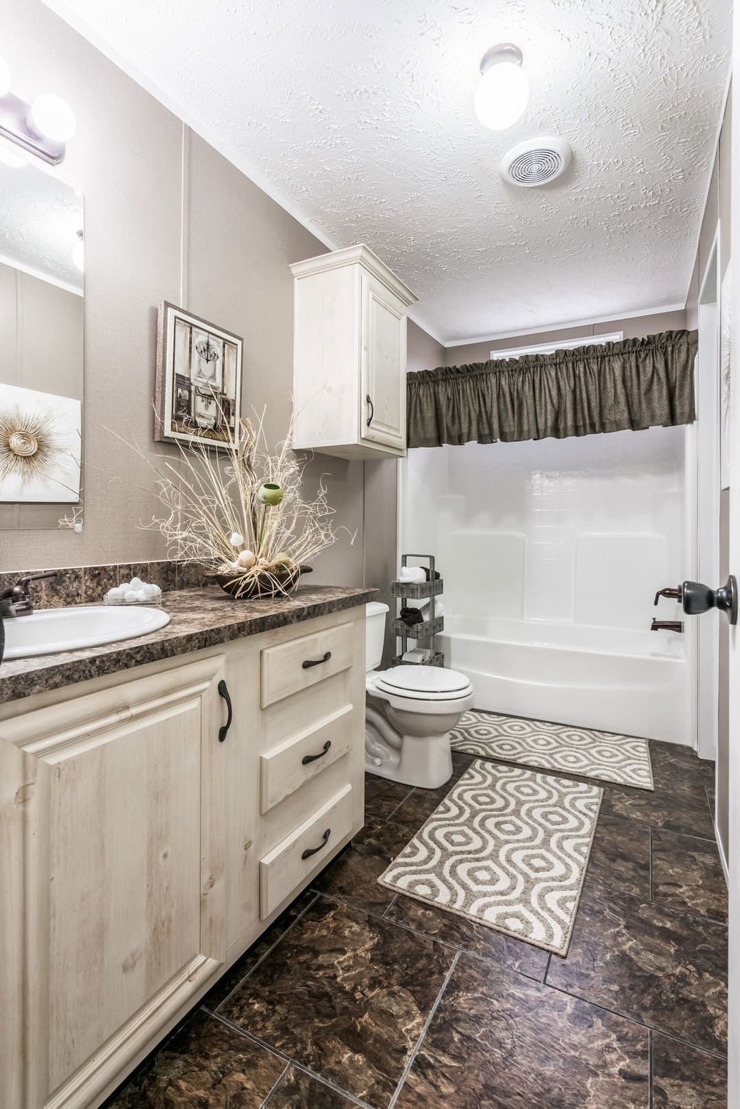 Md-32-32 bathroom home features