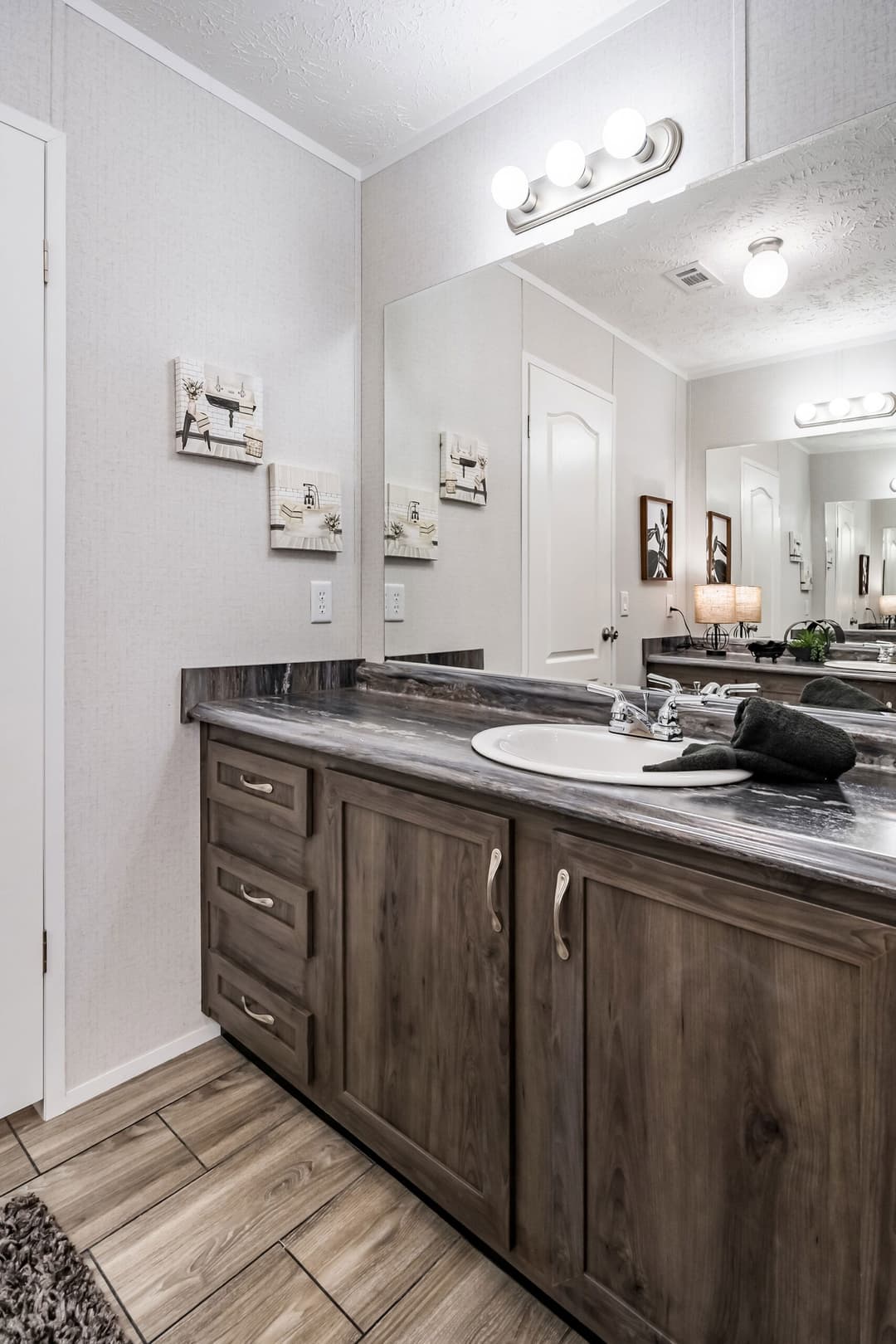 Md-41-32 bathroom home features