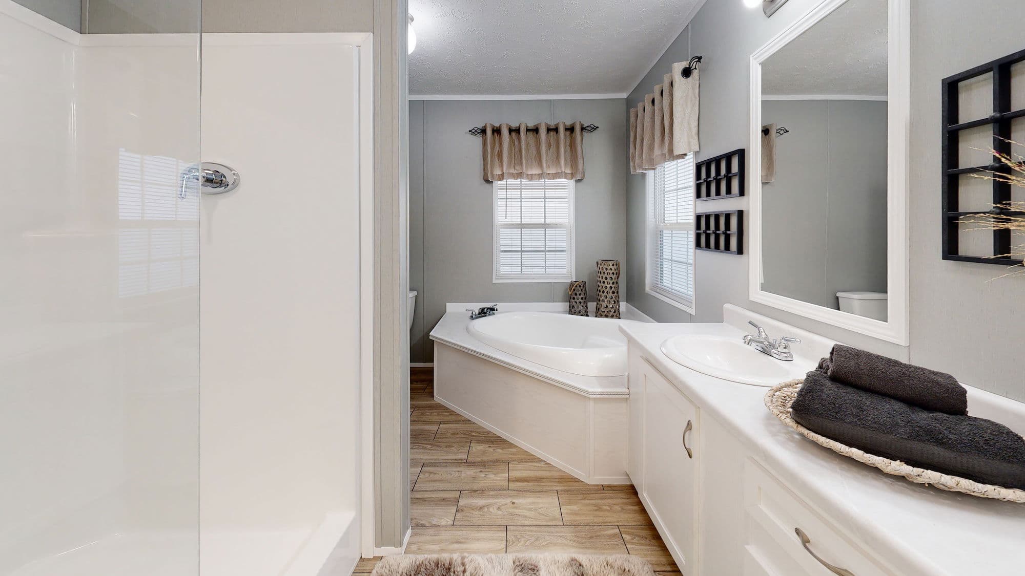 Md-50 bathroom home features