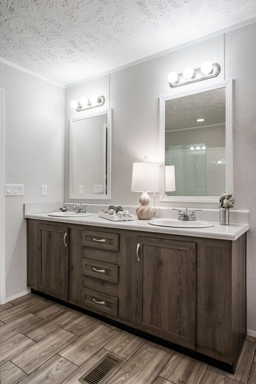 Md-40-32 bathroom home features