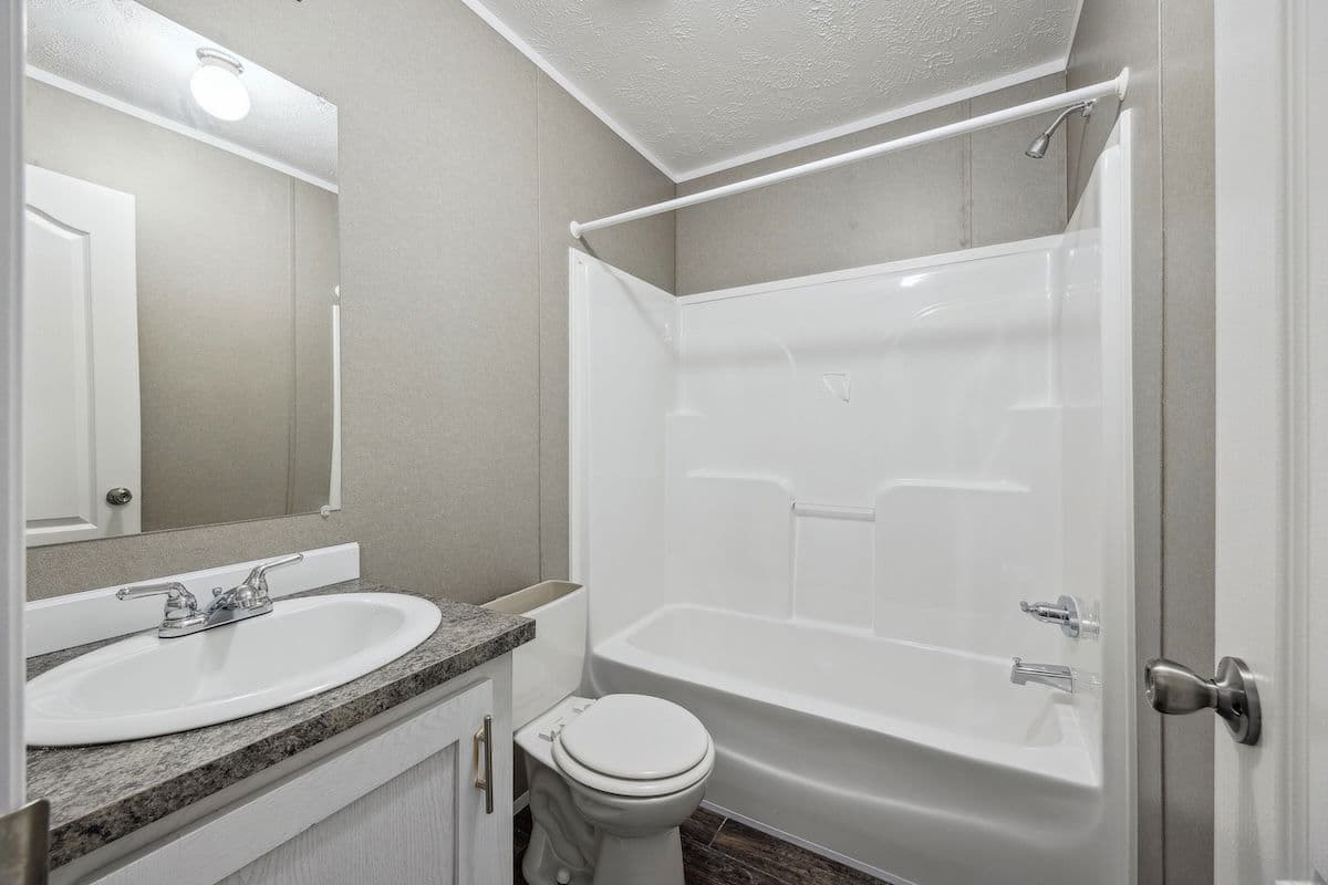 Md-102 bathroom home features