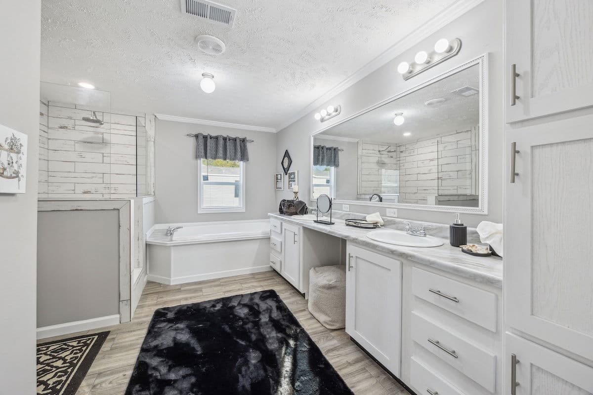 Md-43-32 stagecoach bathroom home features