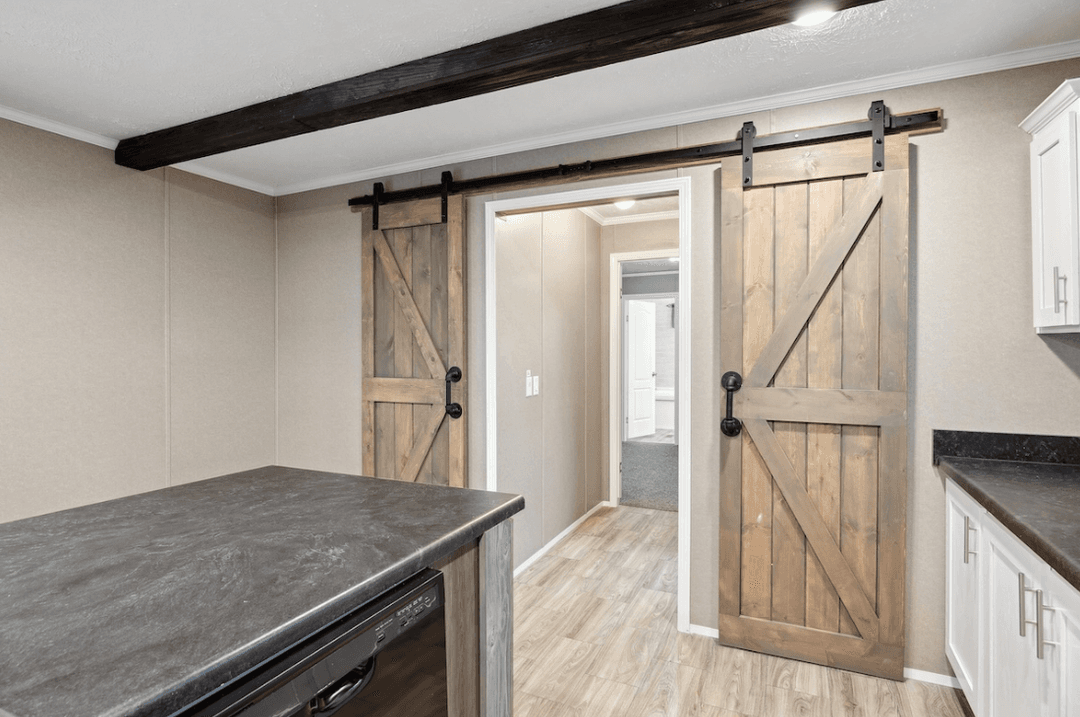 Md-116 lakeside interior home features