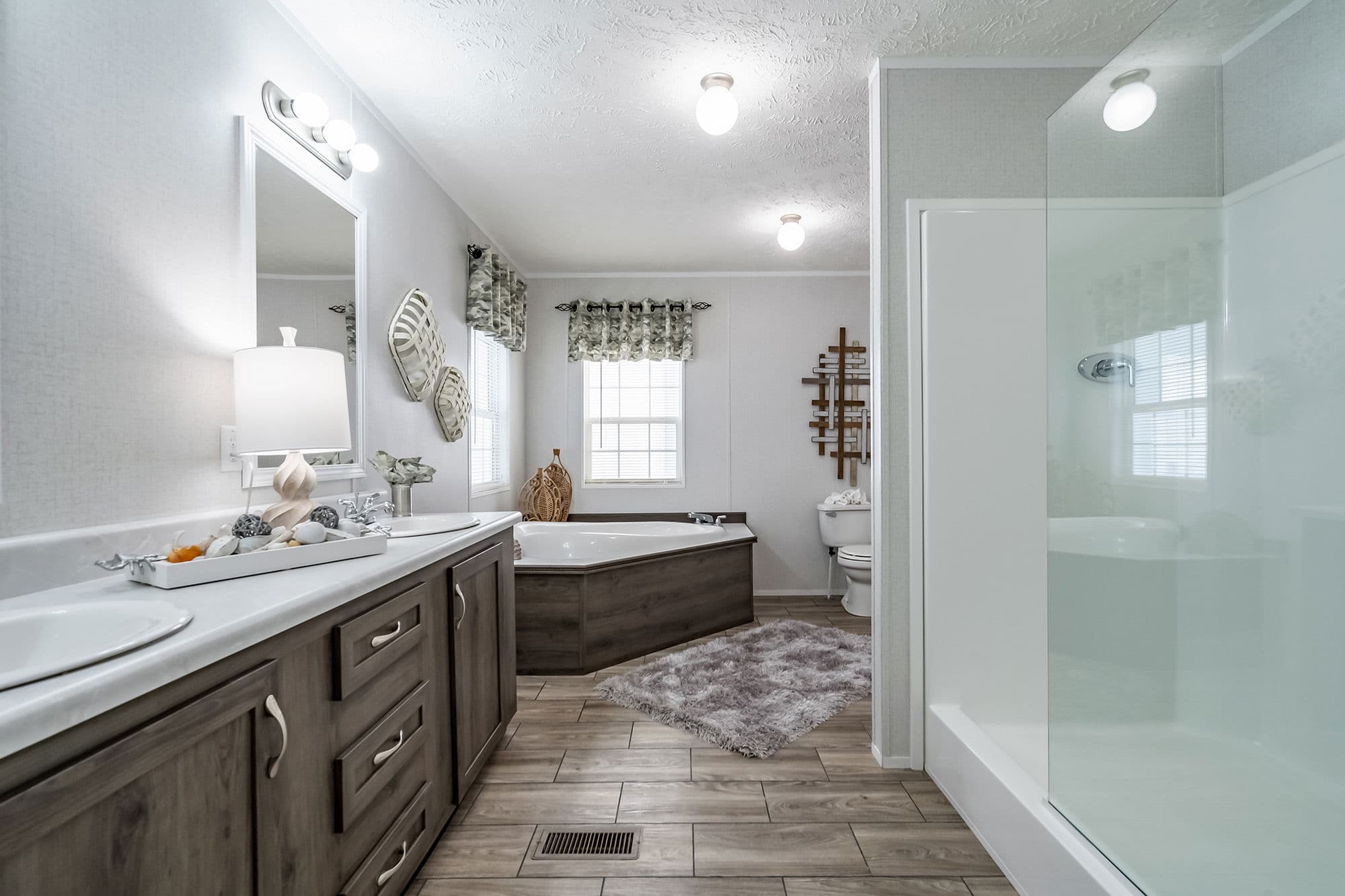 Md-40-32 bathroom home features