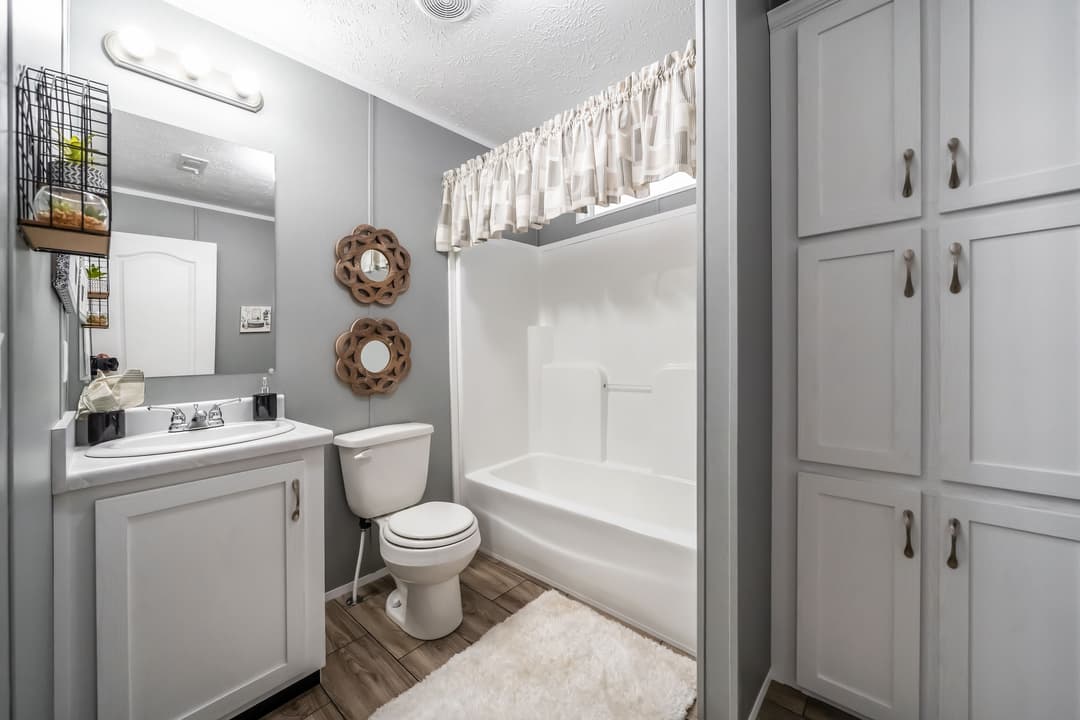 Md-50 bathroom home features