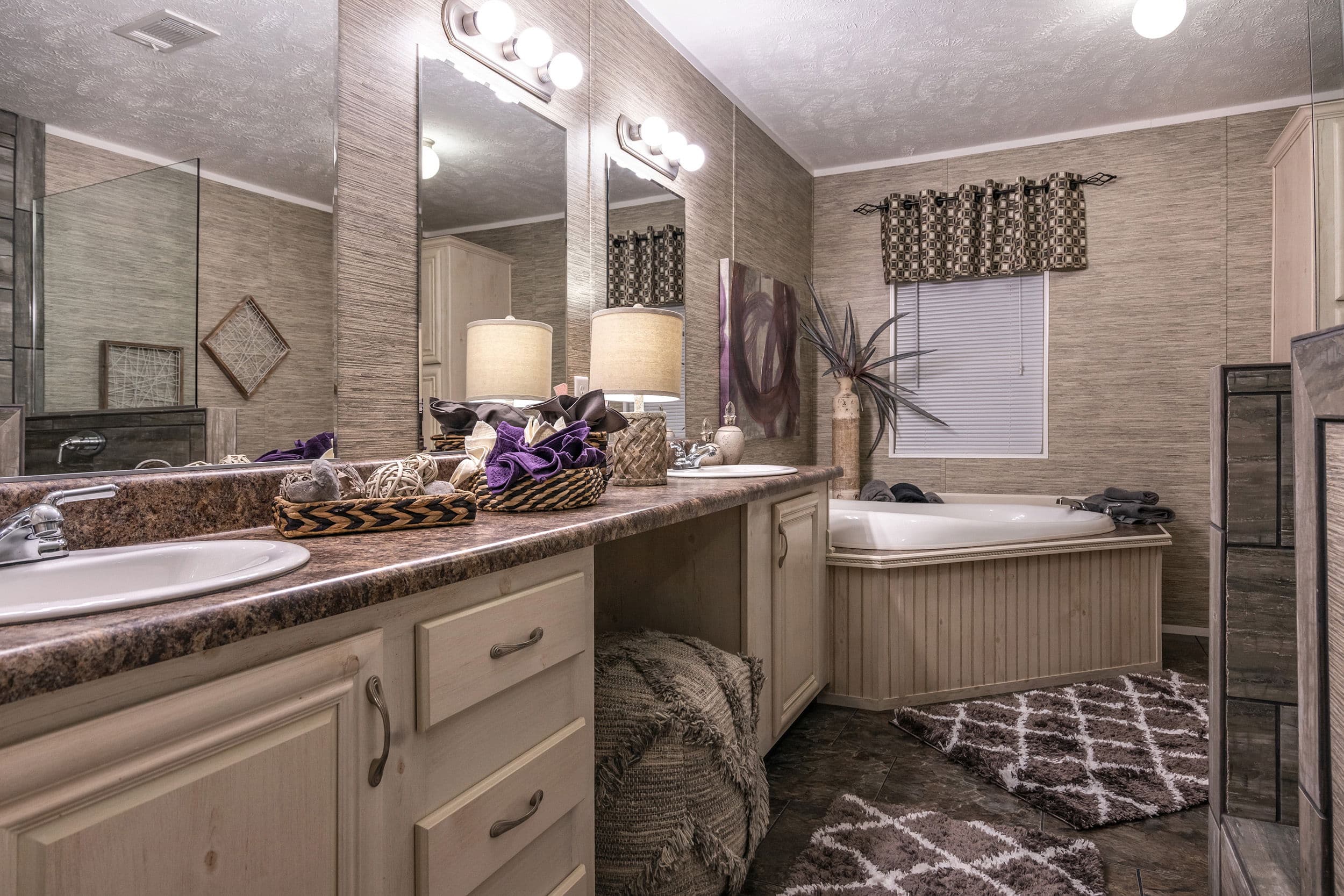 Md-38-32 bathroom home features