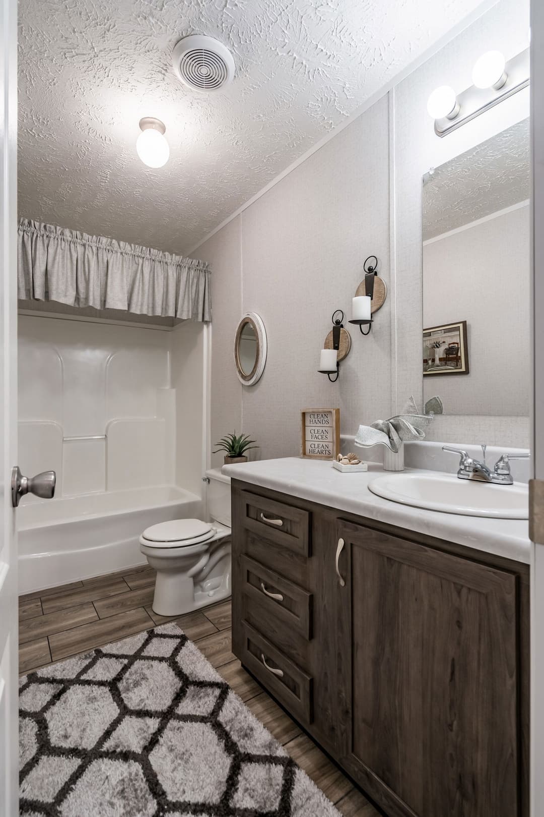 Md-40-32 bathroom home features