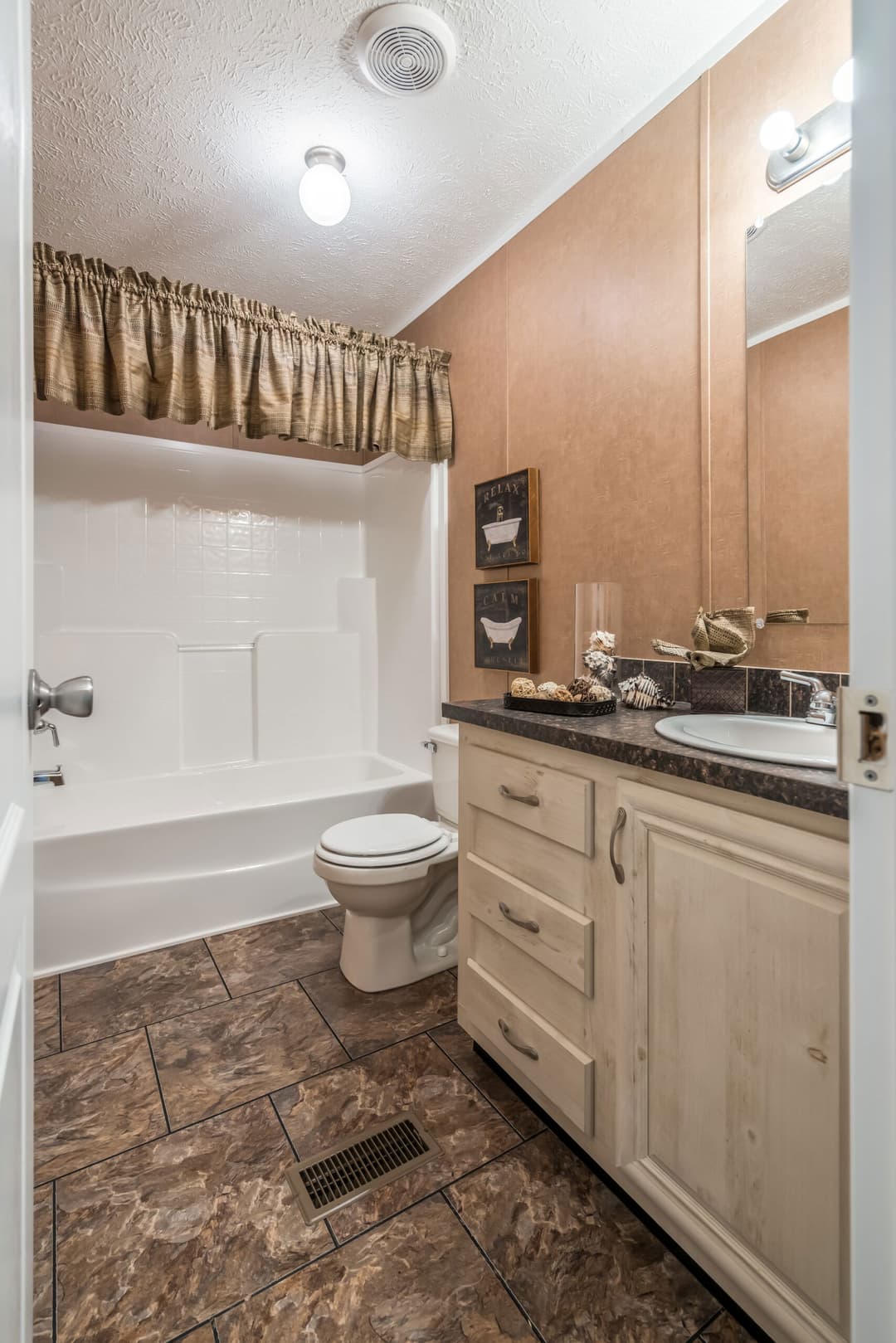 Md-28 bathroom home features