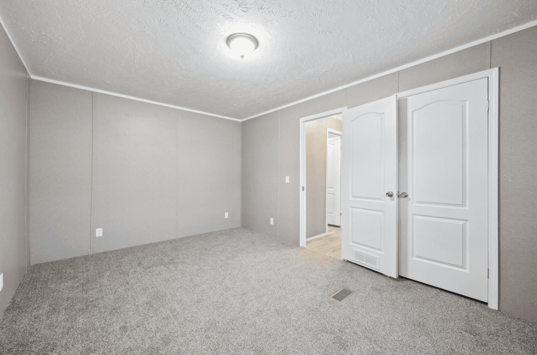 Md-116 lakeside bedroom home features