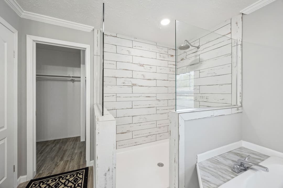 Md-43-32 stagecoach bathroom home features