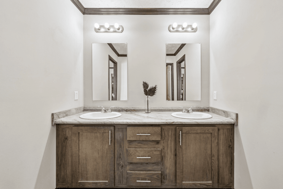 Md-32-76 big red bathroom home features