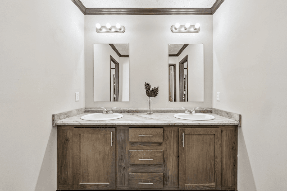 Md-32-76 big red bathroom home features