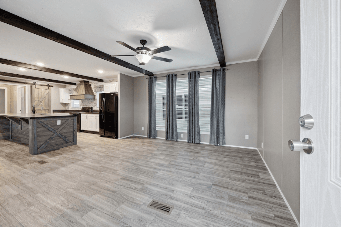 Md-116 lakeside interior home features