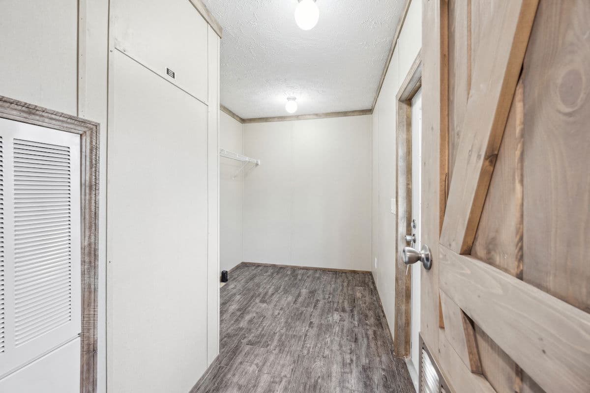 Md-26 rawhide interior home features