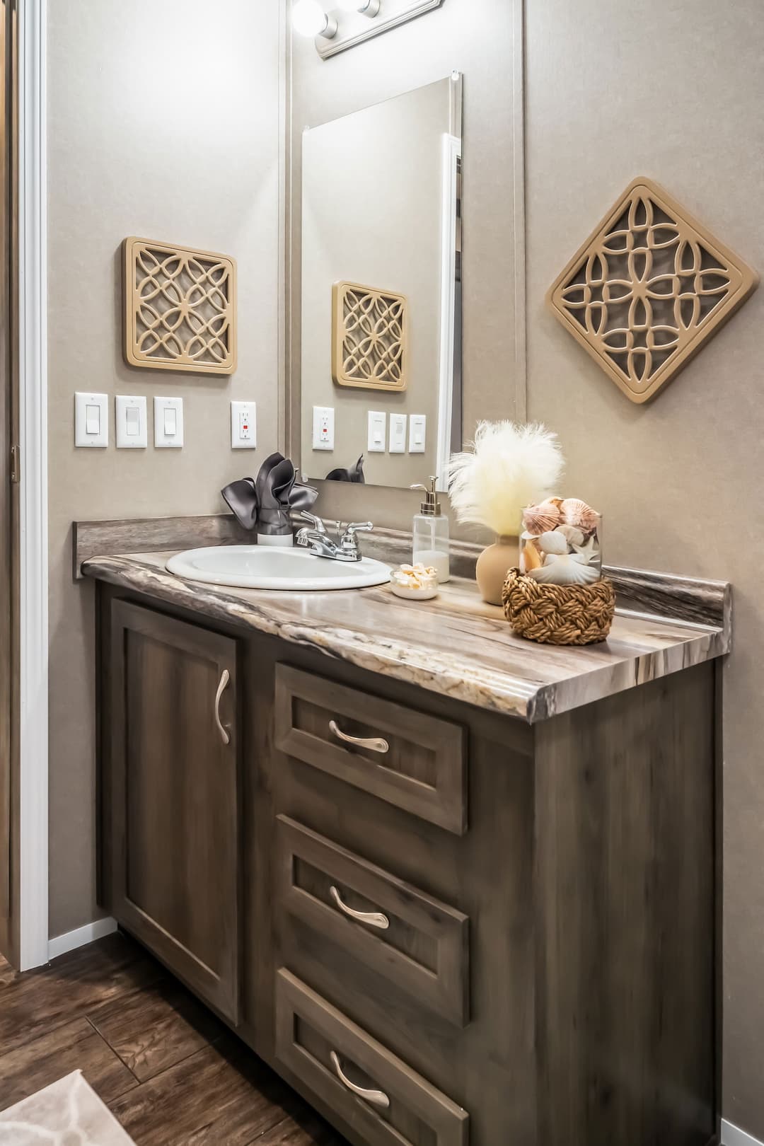 Md-44-32 housecat bathroom home features