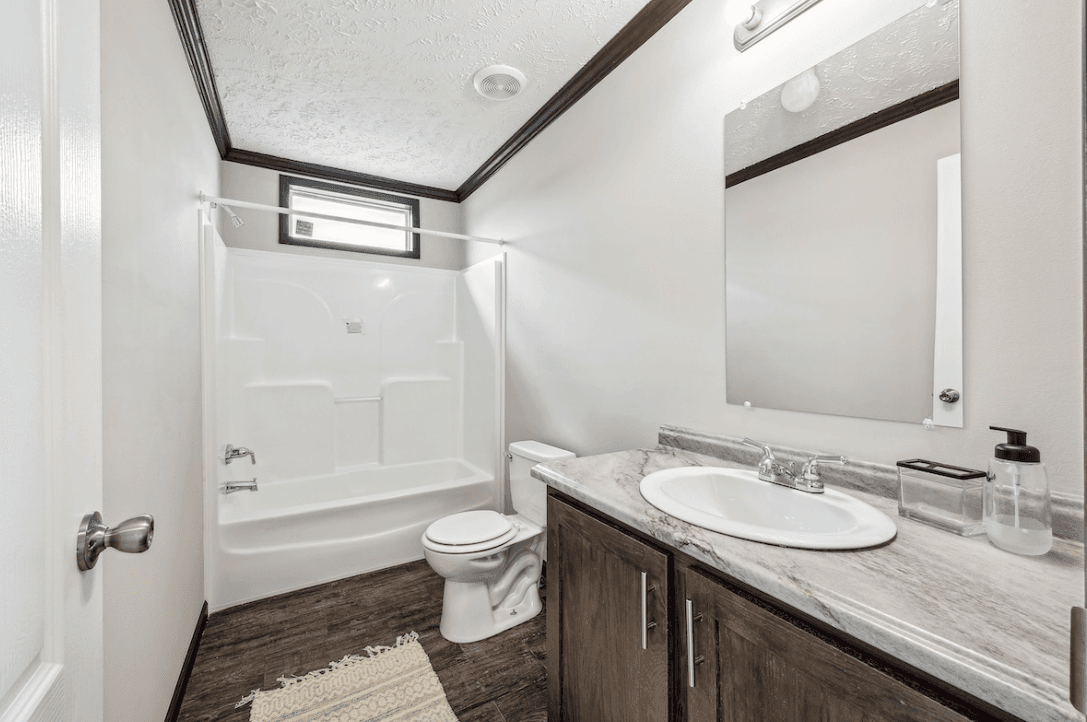 Md-32-76 big red bathroom home features