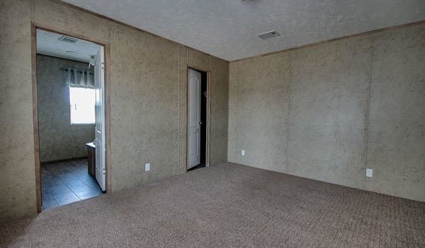 Md-104 bedroom home features