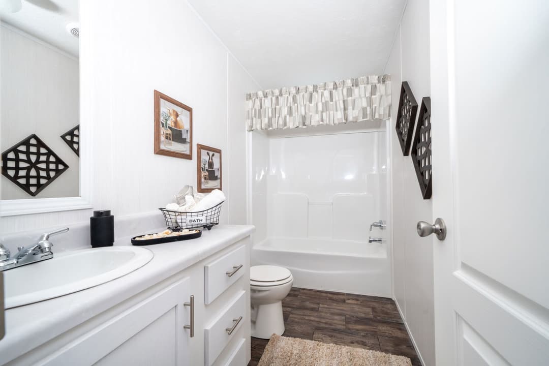 Md-53-32 bathroom home features