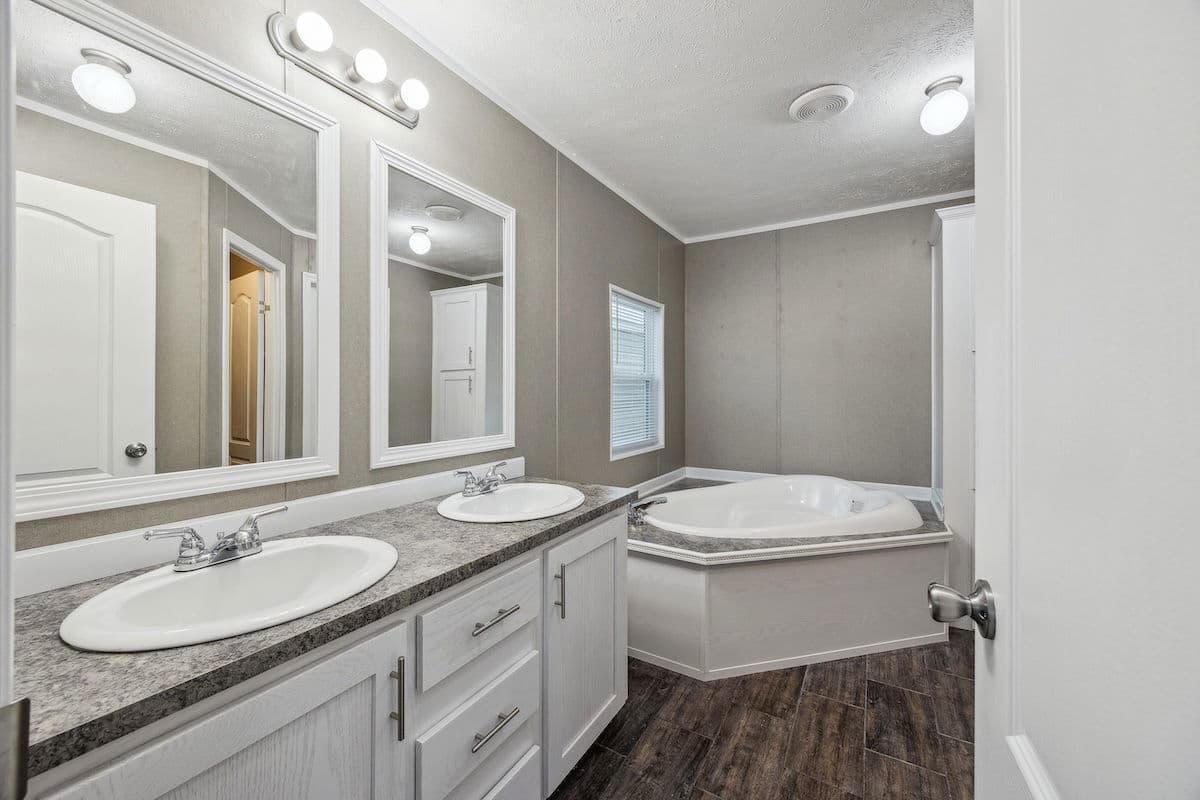 Md-102 bathroom home features